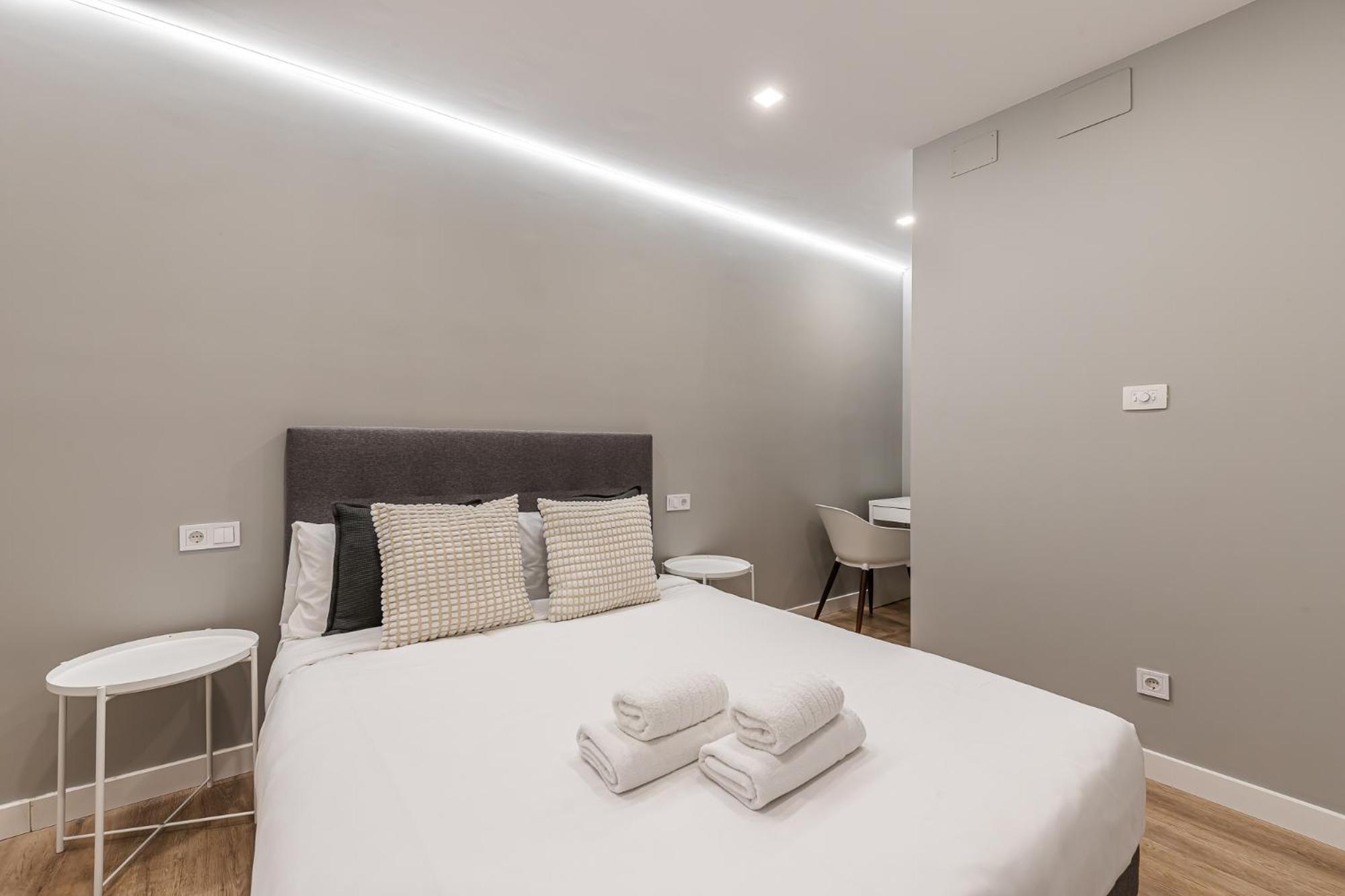 Waou Essence Iv Anton Martin - Corta Duracion * Madrid